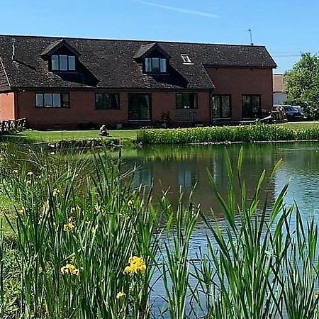 Bransford Farm Fishery & B & B Exteriör bild